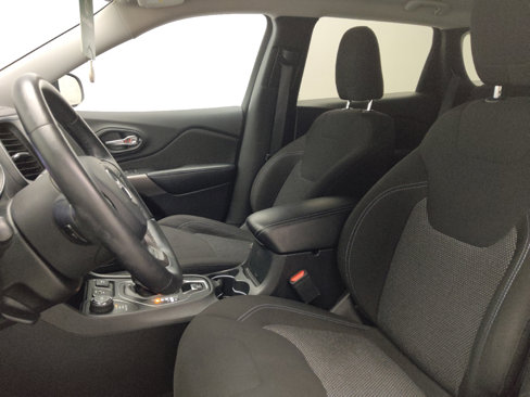 Used 2019 Jeep Cherokee Latitude w/ Cold Weather Group image 17