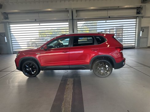 Certified 2022 Volkswagen Taos SE w/ IQ.Drive SE Package image 2