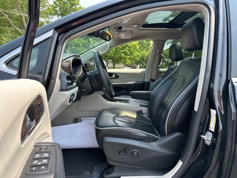 Used 2023 Chrysler Pacifica Limited image 9