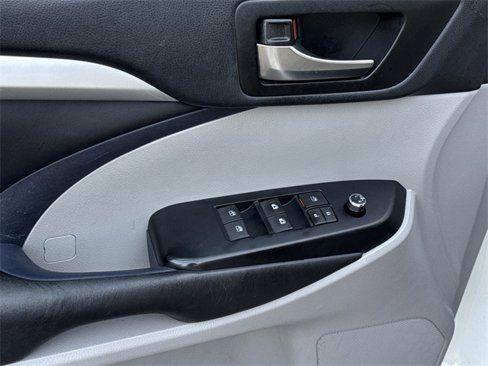 Used 2019 Toyota Highlander XLE image 9