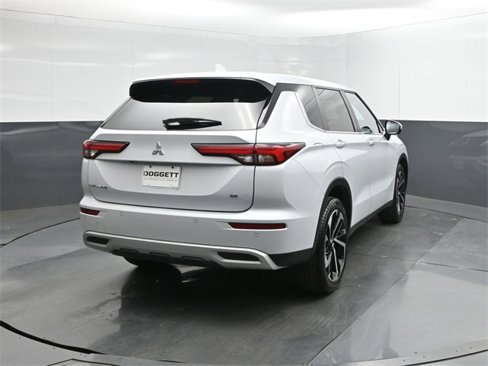 Used 2024 Mitsubishi Outlander SE image 11