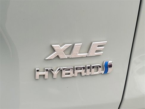 Used 2022 Toyota RAV4 XLE Premium image 11