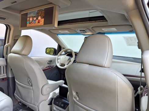 Used 2011 Toyota Sienna XLE image 36