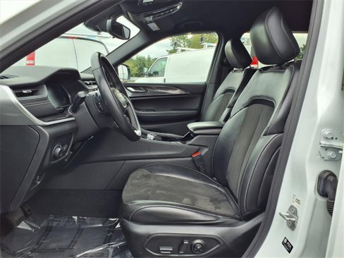 Used 2022 Jeep Grand Cherokee L Laredo image 9