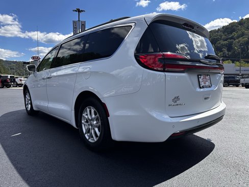Used 2022 Chrysler Pacifica Touring-L image 3