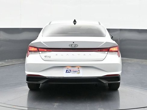 Used 2022 Hyundai Elantra SE image 11
