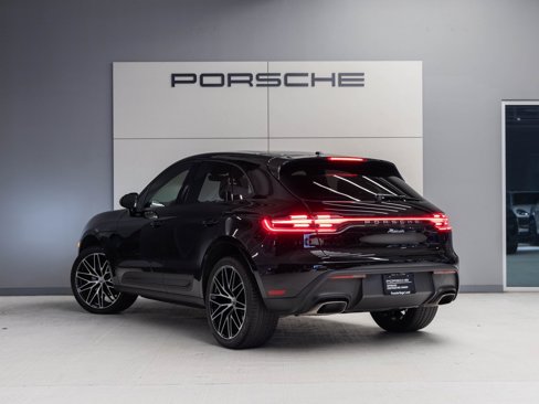 Certified 2024 Porsche Macan image 3