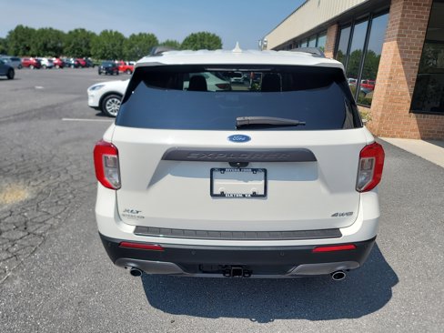 Used 2022 Ford Explorer XLT w/ Equipment Group 202A image 7