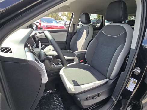 Used 2025 Volkswagen Taos SE image 5
