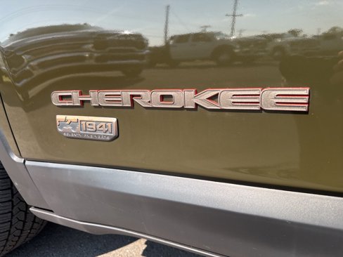 Used 2016 Jeep Cherokee 75th Anniversary image 5