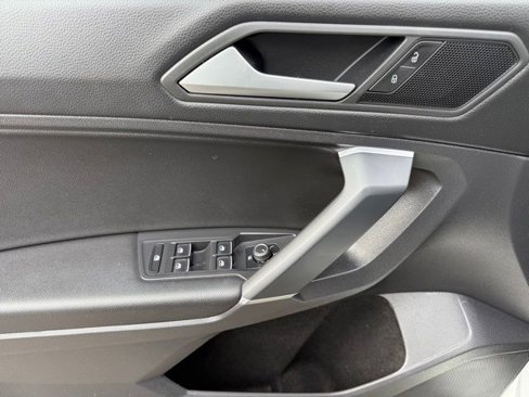 Used 2020 Volkswagen Tiguan SE image 14