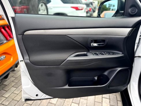 Used 2017 Mitsubishi Outlander SE image 10