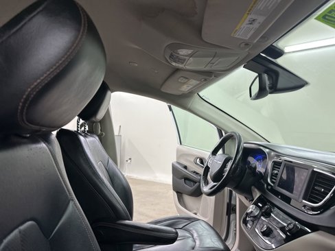 Used 2020 Chrysler Pacifica Touring-L image 18