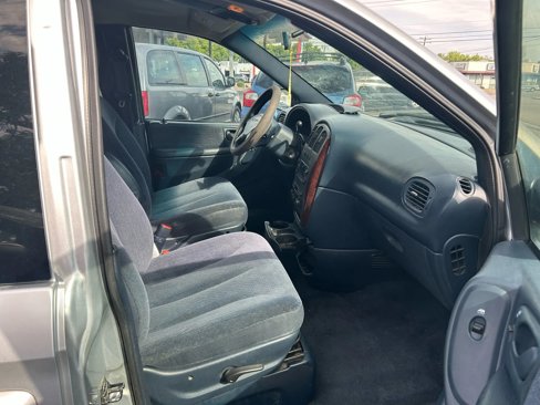 Used 2001 Chrysler Town & Country LX image 3