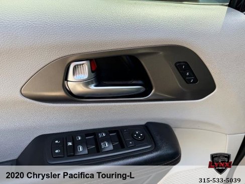 Used 2020 Chrysler Pacifica Touring-L image 37