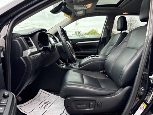 Used 2018 Toyota Highlander XLE image 12