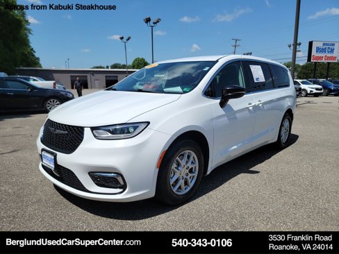 Used 2024 Chrysler Pacifica Touring-L image 15