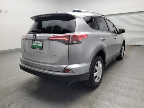 Used 2018 Toyota RAV4 LE image 9