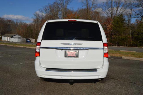 Used 2016 Chrysler Town & Country Touring-L image 7