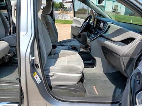 Used 2017 Toyota Sienna LE image 21