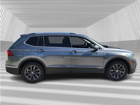 Used 2022 Volkswagen Tiguan SE w/ Panoramic Sunroof Package image 2