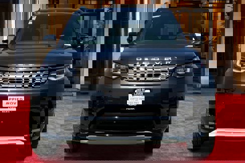Used 2024 Land Rover Discovery Metropolitan Edition image 3