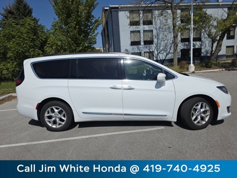 Used 2017 Chrysler Pacifica Touring-L w/ Tire & Wheel Group image 17