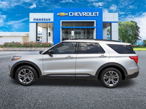 Used 2022 Ford Explorer XLT w/ Equipment Group 202A image 4