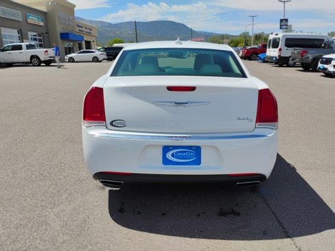 Used 2017 Chrysler 300 C image 6