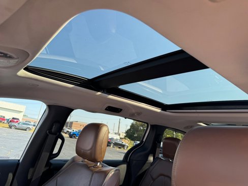 Used 2017 Chrysler Pacifica Limited image 19
