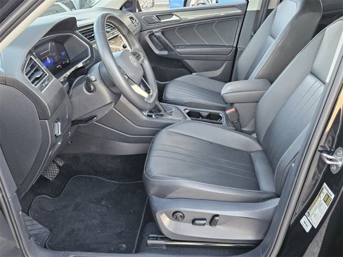 Used 2023 Volkswagen Tiguan SE image 3