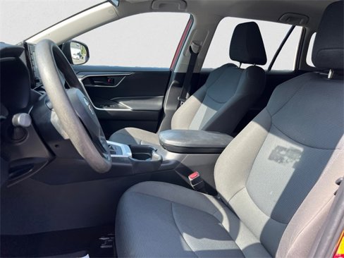 Used 2021 Toyota RAV4 LE image 9