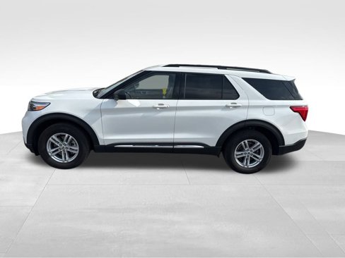 Used 2022 Ford Explorer XLT w/ Equipment Group 202A image 2