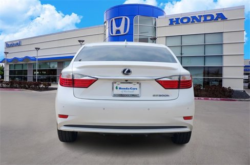Used 2015 Lexus ES 300h w/ Navigation System Package image 5