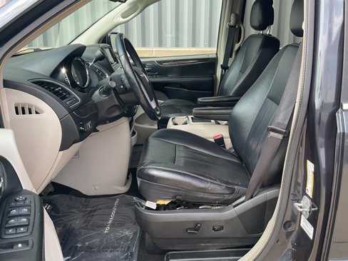 Used 2014 Chrysler Town & Country Touring image 8