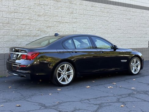 Used 2013 BMW 750i xDrive image 16
