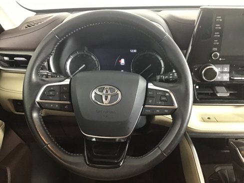 Used 2020 Toyota Highlander XLE image 11