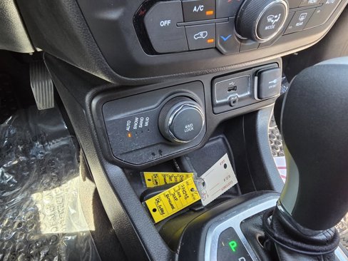 Used 2019 Jeep Renegade Latitude w/ Cold Weather Group image 24