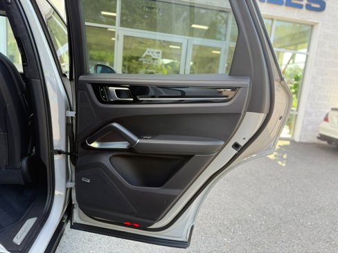 Used 2021 Porsche Cayenne Turbo S image 30