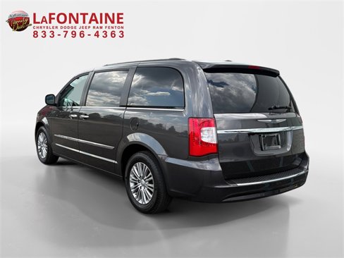 Used 2016 Chrysler Town & Country Touring-L w/ Driver Convenience Group image 5
