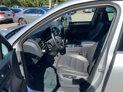 Used 2011 Volkswagen Touareg Sport image 9