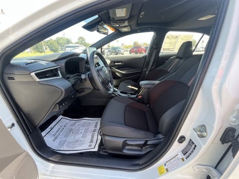 Used 2025 Toyota Corolla SE w/ SE Premium Package image 11