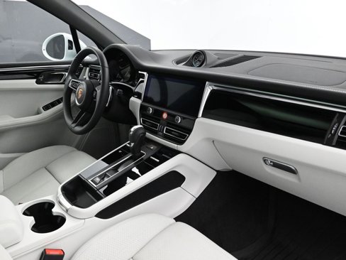 Certified 2025 Porsche Macan image 14