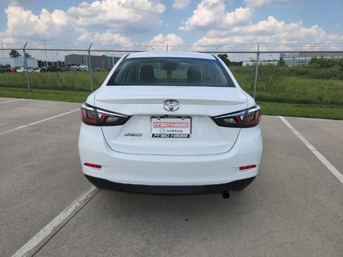 Used 2020 Toyota Yaris LE image 6