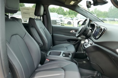 New 2025 Chrysler Voyager LX image 9