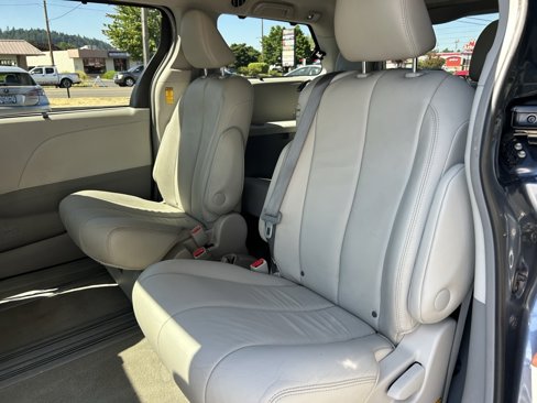 Used 2014 Toyota Sienna XLE image 30