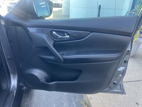 Used 2017 Nissan Rogue SV image 33