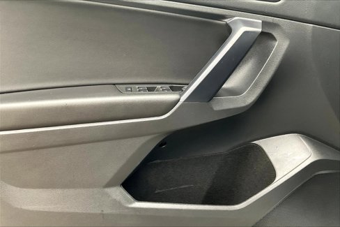 Used 2021 Volkswagen Tiguan SE w/ Panoramic Sunroof Package image 15