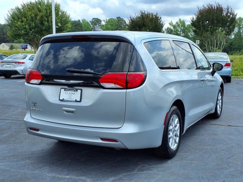 Used 2023 Chrysler Voyager LX image 6