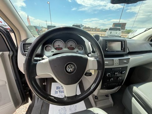 Used 2010 Volkswagen Routan SE image 36